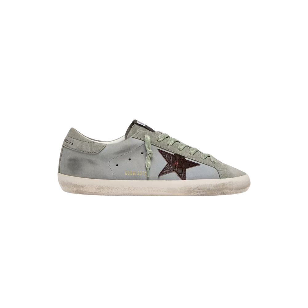 Tênis Golden Goose Super-Star masculino de couro azul-claro com estrela bordô com estampa croco
